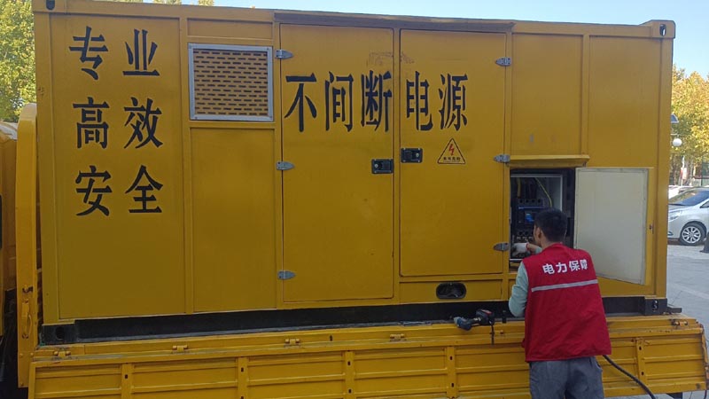 二七柴油发电机组和UPS电源配合使用时，如何避免切换过程中的电力中断？